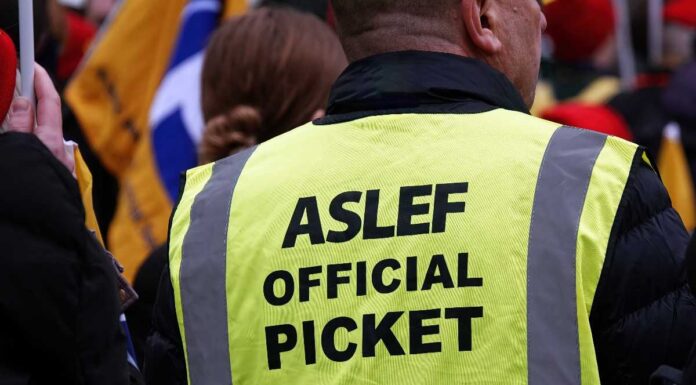 Aslef recommends train drivers accept 15% pay offer
