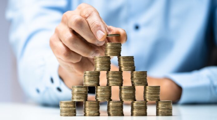 Pay rises remain at 4%