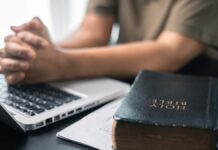 Federal employees urged to express religious beliefs at work