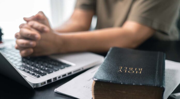 Federal employees urged to express religious beliefs at work