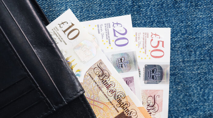 Pay awards static at 3% in three months to September