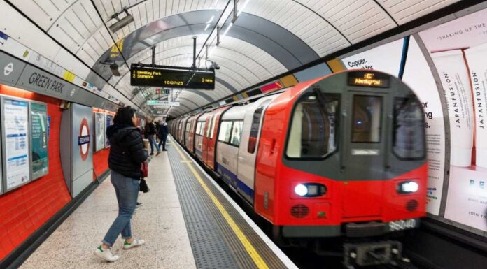 London Underground workers secure three-year pay deal